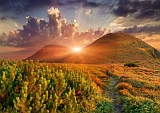 Sommerlandschaft im Gebirge mit wunderschönem Sonnenschein