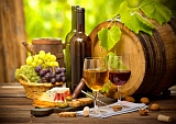 Wein mit Weintrauben Weinfaß Käse Oliven rustikaler Tisch