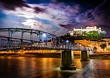 Blick auf Salzburg und auf die Brücke Mozartsteg bei Nacht