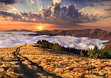 Gebirgsweg nebelbdecktes Tal Herbstwiese Sonnenuntergang