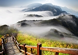 Gebirgspfad ins Tal bedeckt mit imposanten Nebelschwaden 
